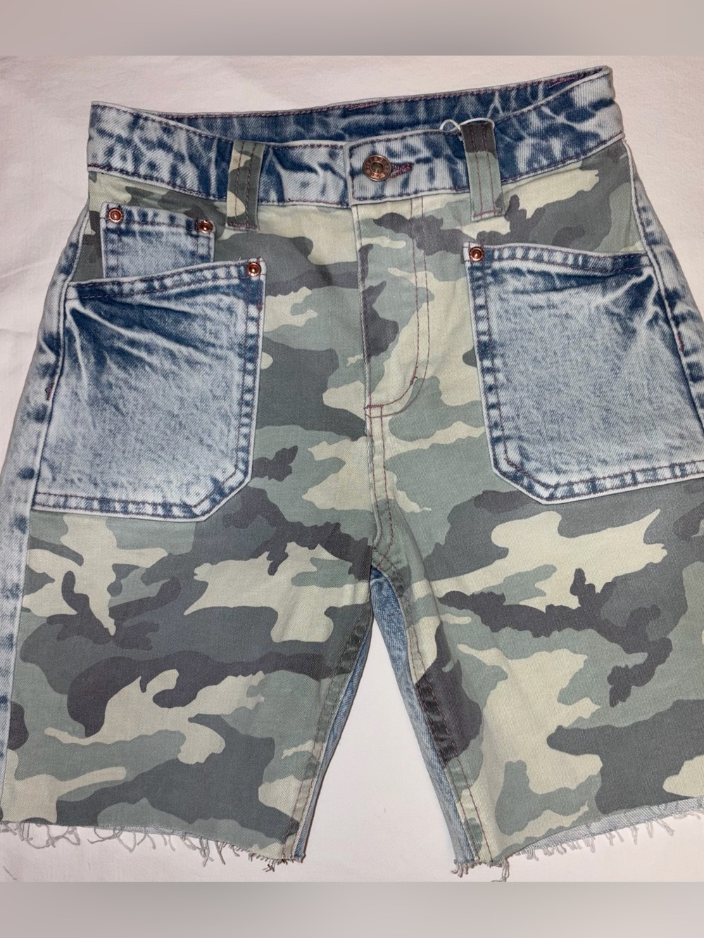 Tractr Jean/camo shorts sz 7 EUC smoke free home